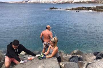 Limpieza de la escollera sur del muelle de Taliarte (Foto Pedro Martel/Wendy Cruz)